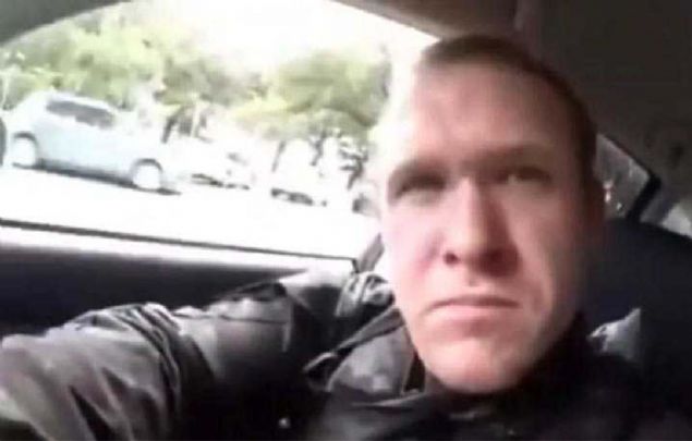 Yeni Zelanda'da Cuma namazı sırasında iki camiye girip cemaati otomatik silahlarla tarayıp katleden Brenton Tarrant (28),elleri kelepçeli olarak hakim karşısına çıktı.