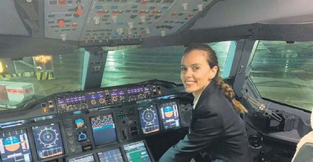Gökyüzü hayallerini gerçekleştirmeyi başaran 35 yaşındaki Safiye Ademoğlu Türkyılmaz, dünyanın en büyük yolcu uçağı Airbus A-380’i uçuran ilk Türk kadın pilot oldu