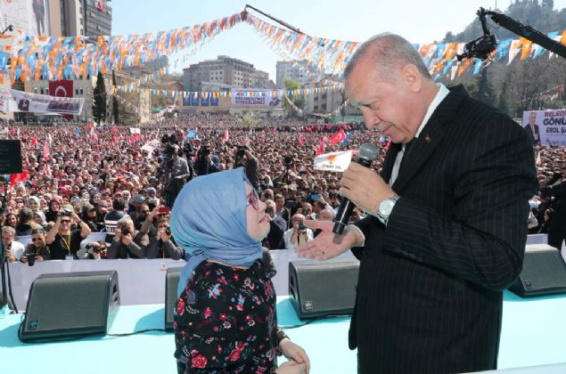Cumhurbaşkanı Recep Tayyip Erdoğan, kendisine mektup yazan 5. sınıf öğrencisi Şevval Cerrah ile Kdz. Ereğli mitinginde buluştu.