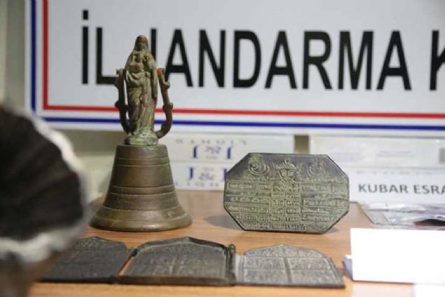 Kahramanmaraş’ta jandarma ekipleri tarafından 3 ilçede yapılan şok uygulamada, 33 kişi yakalandı. 217 personelin yer aldığı operasyona detektör narkotik köpeği Atos ile bomba arama köpeği Aşil de eşlik etti. Uygulamada 7 adet tarihi eser de ele geçirildi