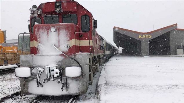 Bakü arasında yolcu taşımacılığında kullanılması planlanan ve Kapıkule Sınır Kapısı'ndan 21 Mart'ta Türkiye'ye giriş yapan özel yolcu treni Kars'a geldi