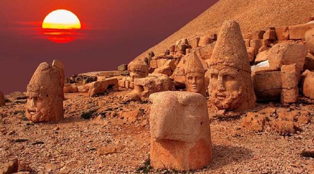 'Güneşin doğuşunun ve batışının en güzel izlendiği yer' olarak bilinen Nemrut Dağı, yoldaki kar temizleme çalışmasının ardından ziyaretçi kabulüne başladı.