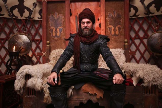 'Diriliş: Ertuğrul' dizisinde oynayan Engin Altan Düzyatan, Bebek’te görüntülendi.
