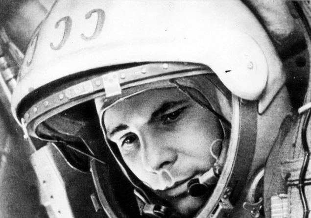 star.com.tr <br> Yuri Alekseyeviç Gagarin, Sovyetler Birliği pilotu ve kozmonutudur. Yuri Gagarin 12 Nisan 1961'de Vostok uzay aracıyla uzaya çıkarak Dünya yörüngesinde turunu tamamladı. Böylece uzaya çıkan ilk insan olmayı başarmış oldu ve bu başarısıyla birlikte uzay çağını başlattı