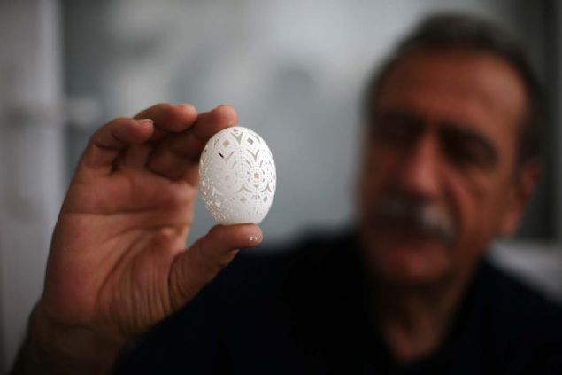 Adana'da yaşayan Naci Eroğlu, tavuk yumurtalarına işlediği desen ve figürlerle onları birer sanat eseri haline getiriyor.