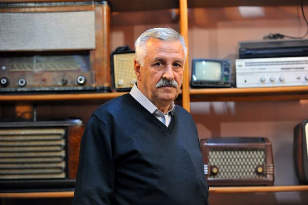 Bursa´da 1977 yılında radyo tamirciliğine başlayan Bayram Akıncı, zaman içinde işinde ustalaşarak kendi dükkanını açtı. 29 yıl bu mesleği yapan Akıncı, bu süre içerisinde ilgisini çeken eski elektronik cihazlar ile antika eşyaları biriktirdi.