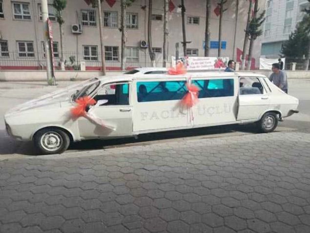 Düğün günü kiralayacağı bir limuzin bulamayan Mami Emen arkadaşı Sefa Kındır ile kolları sıvadı. 3 bin 500 TL'ye Renault 12 Toros marka bir otomobil alan Mami Emen bu otomobili limuzün görünümüne çevirmeye karar verdi.