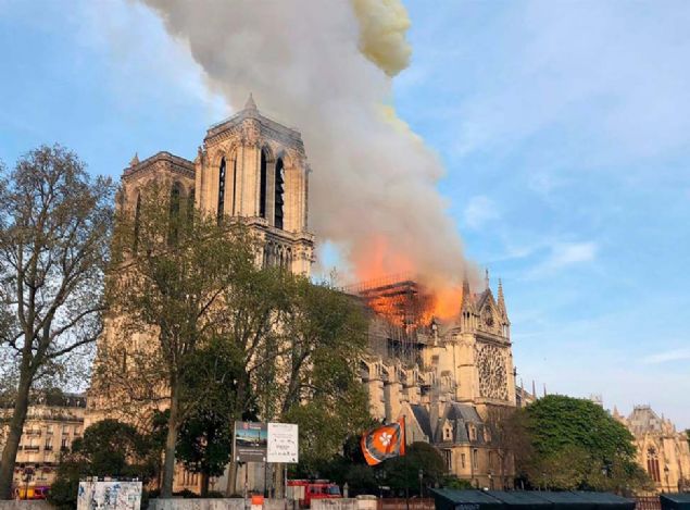 Fransa'nın başkenti Paris'te 850 yıllık tarihi Notre Dame Katedrali'nde yangın çıktı, Katedralin çatısının tamamı çöktüğü ve kulenin yıkıldığı açıklandı. Yangın 8,5 saat sonra söndürüldü.