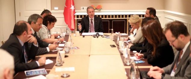Milli Savunma Bakanı Hulusi Akar, Rusya'dan alınacak S-400 hava savunma sistemlerine yönelik önemli açıklamalarda bulundu ve 'S-400'ün görevi muhtemelen Ankara ve İstanbul'un savunması olacak' dedi.