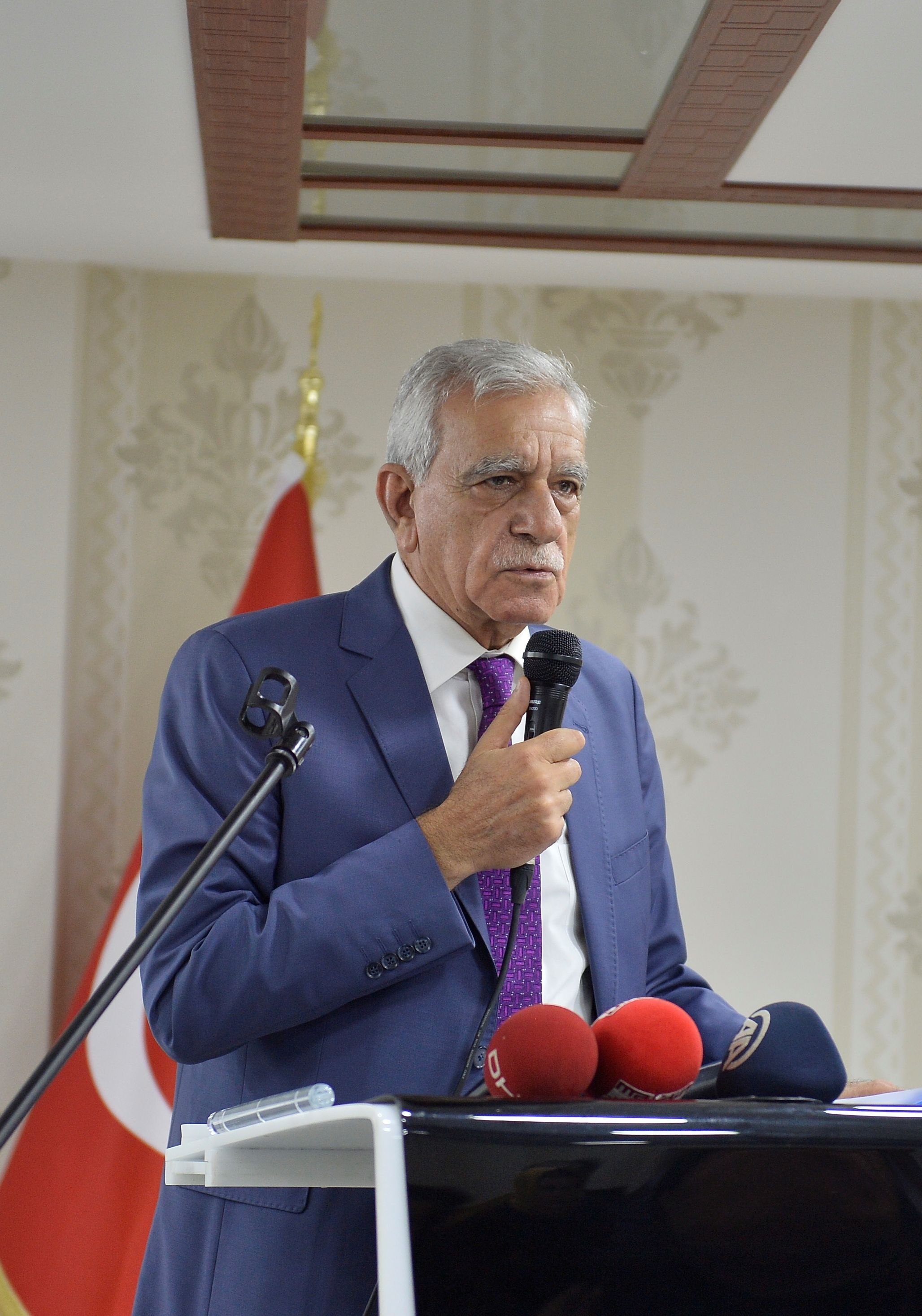 HDP'li Mardin belediyesinin toplantısında 'İstiklal Marşı' tartışması çıktı