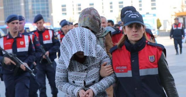 Kayseri merkezli 7 ilde, renkli reçeteyle verilen ilaçları yasa dışı yollardan sattıkları iddiasıyla 9'u tutuklu 20 kişi hakkında hazırlanan iddianame, 1'inci Ağır Ceza Mahkemesi'nce kabul edildi. <br><br> Şüphelilerin, yasa dışı yollarla sattıkları ilaçlardan yaklaşık 2 milyon TL gelir elde ettikleri öne sürüldü.
