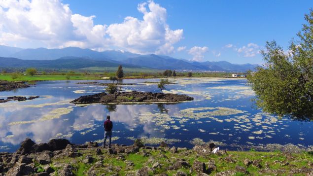 Hatay'ın Hassa ilçesinde asırlar öncesinde volkanik patlama sonucu meydana gelen kayaların arasında oluşan Haydarlar Gölü, yapılacak su takviyesi ve çevre düzenlemeleriyle turizme kazandırılacak.