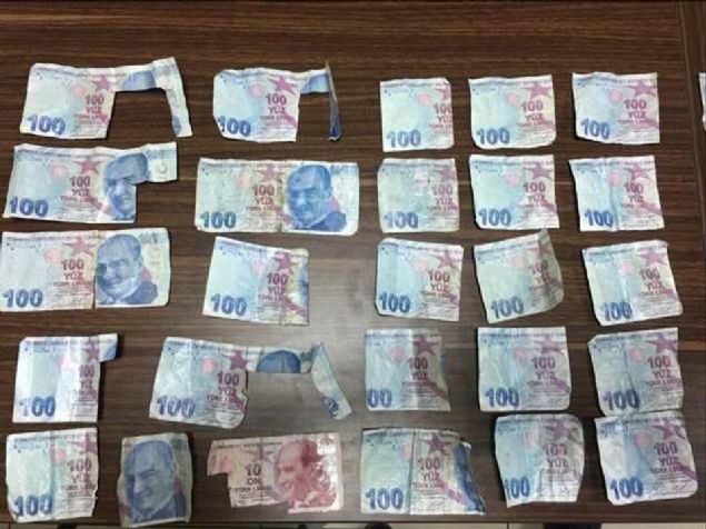 Mersin'de 10 liralık banknotların belirli parçalarını kullanarak hazırladıkları sahte 200 liraları ATM'lere yatırıp bankaları dolandırdıkları iddiasıyla gözaltına alınan 4 şüpheliden 2'si tutuklandı.