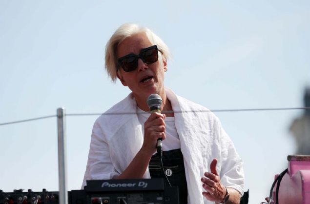 İngiliz oyuncu Emma Thompson ülkesinde devam eden iklim protestolarına destek verdi.