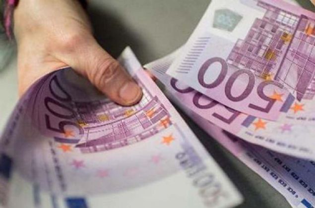 Terör örgütleri ve kalpazanlar tarafından sıkça kullanılan ve halk tarafından tercih edilmeyen 500 euroluk banknotların 17 yıllık varlığı Cuma günü son bulacak.