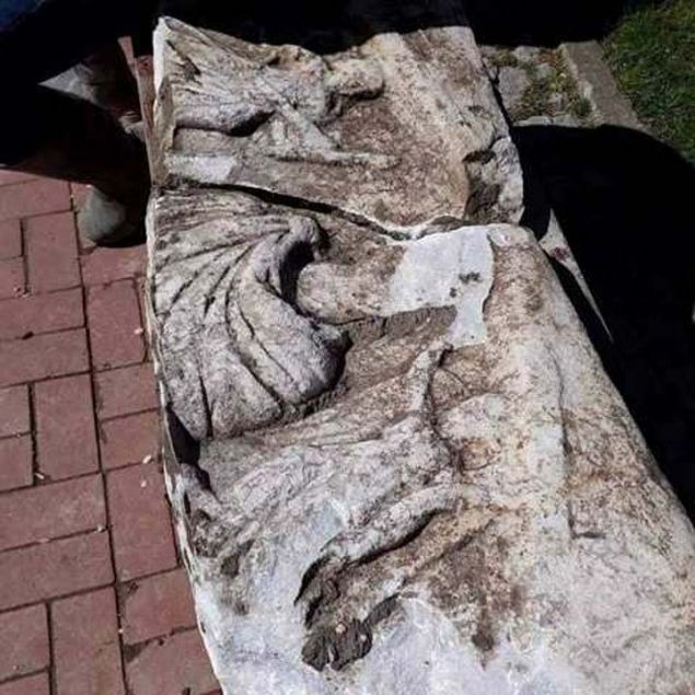 Balıkesir'in Susurluk ilçesinde kanalizasyon çalışması yapan ekipler, tarihi bir yapıya ait olduğu değerlendirilen 6 mermer parçası buldu.