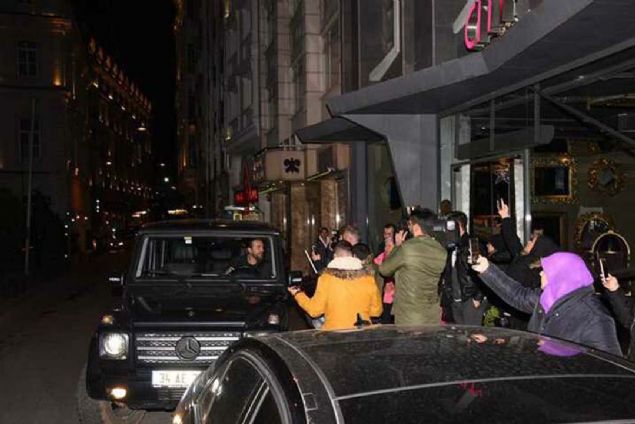 Diriliş Ertuğrul dizisinin başrolü Engin Altan Düzyatan, önceki gün Asmalımescit'i birbirine kattı.