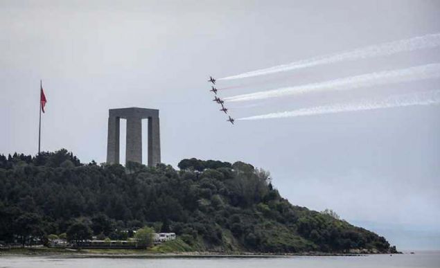 Çanakkale Kara Savaşlarının 104. yılı dolayısıyla Şehitler Abidesi'nde anma töreni düzenlendi.
