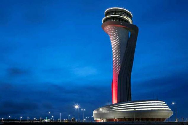 Singapur Havayolları Avrupa Bölge Başkanı Subhas Menon, İstanbul Havalimanı'nın tam kapasiteye ulaşmasıyla birlikte rakiplerine fark atarak dünyada birincisi olacağını söyledi.