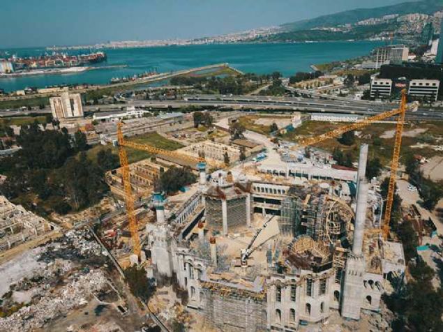 İzmir'e birçok eser kazandıran merhum Nevvar ve Salih İşgören çiftinin kendi isimleriyle kurduğu vakıf tarafından yaptırılan ve aynı anda 15 bin kişinin ibadet edebileceği caminin kaba inşaatının yüzde 90'ı tamamlandı.