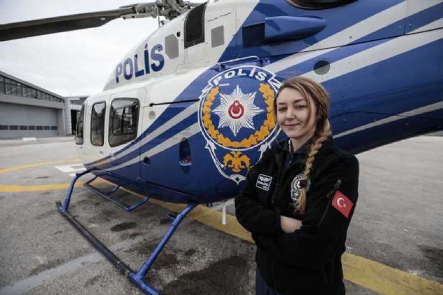 Türk Polis Teşkilatının ilk kadın helikopter pilotu Komiser Yardımcısı Elif Gökçe Erol, huzur ve güvenliğin sağlanması için yürütülen çalışmalar kapsamında gece gündüz gökyüzünde görev yapıyor.