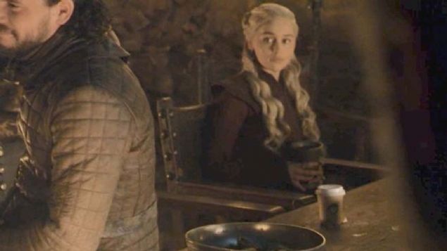 Game of Thrones'un (Taht Oyunları) son bölümünde bir Starbucks bardağının unutulması 'gizli reklam' dedikodularını ortaya çıkardı. <br><br> HBO bu iddiaları yalanladı ancak Starbucks'ın reklamı da yapılmış oldu. Medya takip platformu Critical Mention'ın verilerine göre yapılan bu hata 2.3 milyar dolarlık bir reklam ve tanıtım yapılmasına vesile oldu. <br><br> Bu rakam, reklamcılık tarihinde ulaşılan en yüksek değerler arasına girdi.