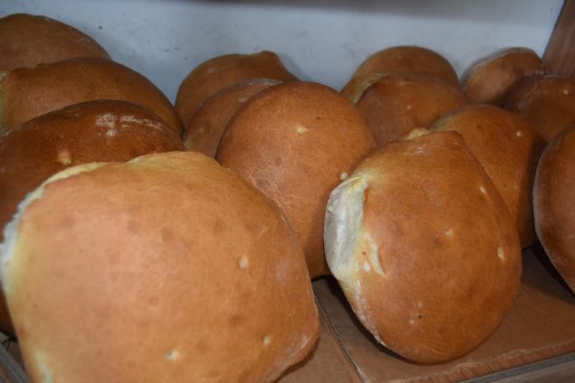 Ramazan ayında, özenle kurulan sofralarda bu aya özgü hazırlanan lezzetler ile birlikte çeşitlilik de artıyor. Sahur ve iftar sofralarında uzun süre tok tutma özelliğine sahip olan ve isteğe göre hazırlanan ekmek dolması da bu lezzetler arasında yer alıyor.