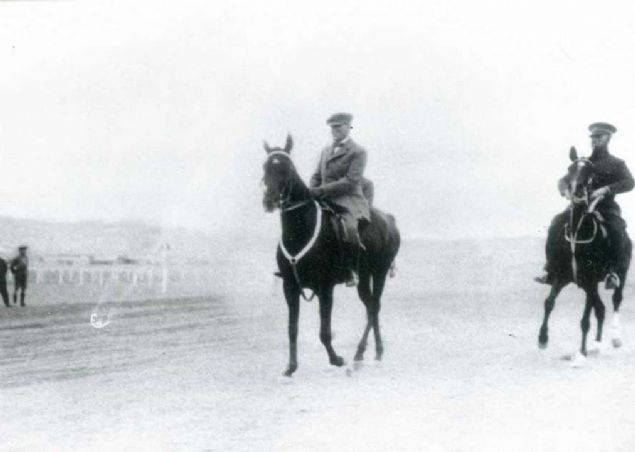 Ulu önder Mustafa Kemal Atatürk'ün bazı sözleri var ki tekrar tekrar okuyup ders çıkarılması gerekiyor.