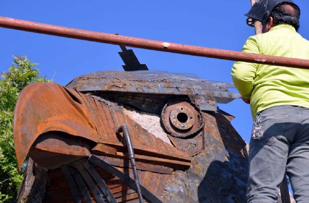 Muğla'nın Bodrum ilçesinde, ressam ve heykeltıraş Rıfat Koçak'ın hurdaya ayrılmış otomobil ve diğer metal parçalardan yapıp kaya üzerine monte ettiği 'kartal kafası heykeli' ilgi görüyor.