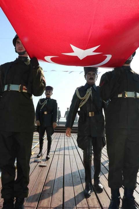 Samsun'da 19 Mayıs'ın 100'üncü yıl coşkusu Gazi Mustafa Kemal Atatürk'ün Kurtuluş Mücadelesini başlatmak için silah arkadaşıyla birlikte Bandırma Vapuru'yla 19 Mayıs 1919'da Samsun'a ayak basmasının 100'üncü yıl dönümü, kentte görkemli törenlerle kutlanıyor.