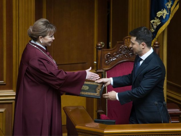 Ukrayna Parlamentosu'nun önünde toplanan çok sayıda vatandaş kurulan dev ekranda Zelenskiy'nin yemin törenini izledi.