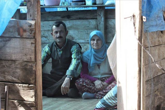 Bursa'nın Büyükorhan ilçesi Gedikler köyünde dünyaya gelen Hüseyin ve Nihal Taşkın çifti hayatlarını birleştirdikten sonra ormanda yaşamaya karar verdi.