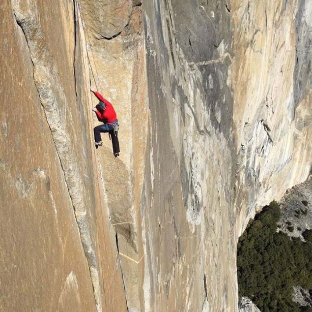 Amerika'nın Kaliforniya eyaletindeki Yosemite Milli Parkı'nda yer alan ve tek parça granitten oluşan kaya formasyonu El Capitan'daki 914 metrelik Şafak Duvarı (Dawn Wall) rotası tüm tırmanıcıların hayalini süsler. <br><br> ABD'li serbest kaya tırmanışçıları Tommy Caldwell (36) ve Kevin Jorgeson (30), 19 gün süren insanüstü bir çaba sonucu, El Capitan'ın zirvesine ulaştılar. <br><br> İşte tarih yazan dağcıların insanüstü tırmanışlarının hikayesi...
