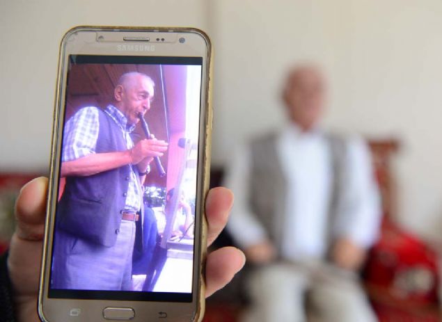 Giresunlu Mürteza Kuğu'nun vefat eden babasının hatırasını yaşatmak için yaptırdığı balmumu heykeli, eve gelen misafirleri şaşırtıyor.