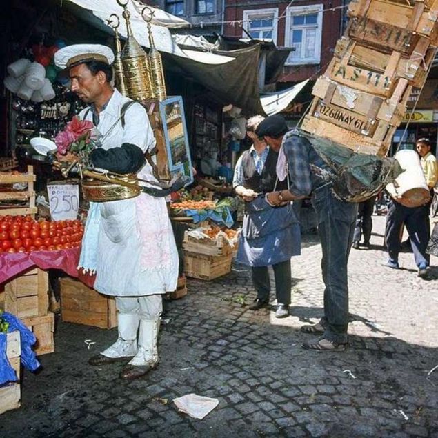 Ocak 1888 yılında 'Coğrafî bilgiyi arttırmak amaçlı bir cemiyet kurmak' şiarıyla kurulan National Geographic bugünkü varlığını evrensel ölçekte sürdürüyor. <br><br> Türkiye'yle başlayan tanışıklığı ve yolcuğu ise Nisan 2001'e tesadüf ediyor. <br><br> 2008'de Türkiye'deki varlığının 7. yılı münasebetiyle bir etkinlik icra ediyor. '7 Yıl 70 Fotoğraf' adı verilen bu organizasyon 1888'den 2008'e dek Türkiye'de çekilen fotoğrafları içeriyor. Hemen hepimizin eski zamanlarda buraların nasıl olduğuna dair merakı da malumdur. <br><br> Boğazdaki bir sandaldan aile fotoğrafına, Galata Köprüsü'nden baletlere kadar pek çok hikâyenin fotoğrafı bunlar!