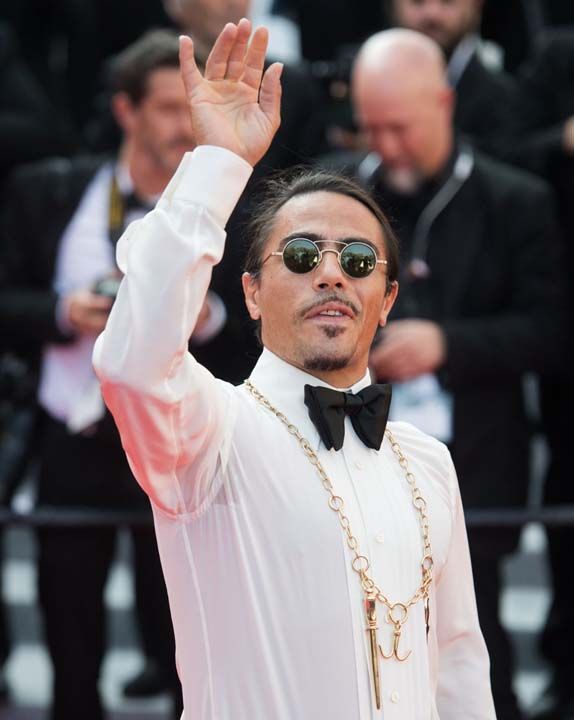 Cannes Film Festivali kapsamında önceki gün The Traitor filminin galasında kırmızı halıda tuz serpme hareketi yaparak poz veren ünlü kasap Nusret Gökçe, Cannes'da 'dünyanın en iyi blogger'ı ödülünü aldı.