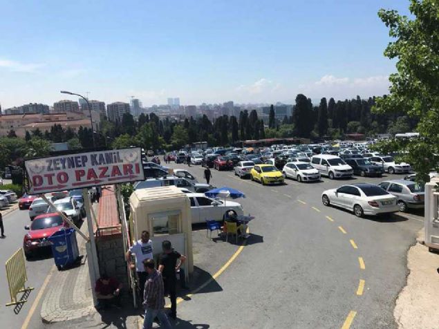 Ramazan bayramına sayılı gün kala ikinci el araba pazarlarında hareketlilik devam ediyor. <br><br> TM Dijital Haber Merkezi Ekonomi ve Otomobil Editörü Hasan Aytekin, bu hafta sizin için Zeynep Kamil oto pazarını ziyaret etti. <br><br> Geçen hafta gidilen Kartal oto pazarına oranla çok hareketli bulunmazken pazarda fiyatlarına bakılabilecek 45 araba sizin için seçildi.