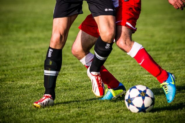 Türkiye Profesyonel Futbolcular Derneği Başkanı Hakan Ünsal, bedelli askerlik için 846 profesyonel futbolcunun başvurduğunu açıklamıştı. Ligimizde top koşturan birçok isim dün itibariyle bedelli askerlik için teslim oldular. Fenerbahçeli futbolcular Alper Potuk, Serdar Aziz ve Tolgay Arslan'ın fotoğrafları sosyal medyada geniş yankı uyandırdı. Milli takım kampında bulunan bazı futbolcular ise son maçların ardından birliklerine katılacak. İşte bazı futbolcuların askerlik yapacağı yerler...