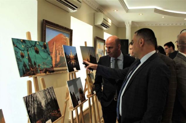 Rusya'nın başkenti Moskova'da Türk vatandaşlarının Rusya'da çektiği fotoğraflardan oluşan sergi gerçekleşti. <br><br> Moskova Yunus Emre Enstitüsünde (YEE) düzenlenen 'Türklerin Objektifinden Rusya' sergisinde 24 katılımcının 40 fotoğrafı yer aldı.