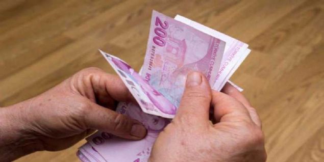 65 yaş aylığı alabilmek için; 65 yaşını doldurmuş olmak, hiçbir sosyal güvencesi bulunmamak ve nafaka almıyor olmak gerekiyor.