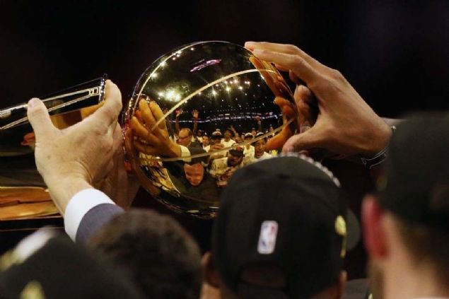 Amerikan Basketbol Ligi'nde (NBA) mücadele eden Kanada kulübü Toronto Raptors, tarihinin ilk şampiyonluğunu kazandı. <br><br> Ligdeki 30 takım arasında Kanada'yı temsil eden tek kulüp Toronto Raptors, ABD dışından çıkan ilk şampiyon olmayı başardı.