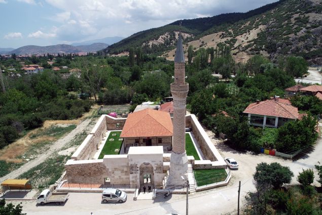 Yıllar içerisinde yangınlara maruz kalarak kullanılamaz hale gelen, 14. yüzyılda inşa edildiği düşünülen Alaaddin Camisi'nde yaklaşık 15 yıl önce başlatılan restorasyon çalışmaları ile tarihin izlerine ulaşıldı.
