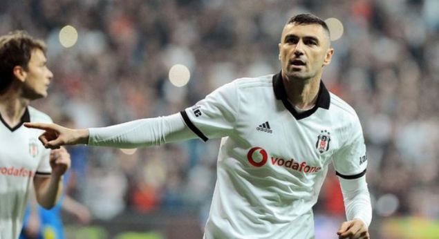 Beşiktaş'tan transfer haberleri art arda gelmeye devam ediyor. Teknik direktör Abdullah Avcı'nın verdiği liste doğrultusunda çalışmalarını sürdüren siyah-beyazlıların bir dünya yıldızına imza attırmaya oldukça yakın olduğu ortaya çıktı. Burak ve Dorukhan gibi yıldızlarına yurt dışından teklifler olan Kartal, kanat için ise Everton'la temaslarını sıklaştırdı. İşte Beşiktaş'ta transfer gelişmeleri