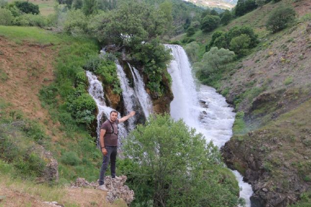 Erzincan'ın Tercan İlçesi'ndeki 2 bin metre rakımdaki Konarlı Şelalesi, görenleri hayran bırakıyor.