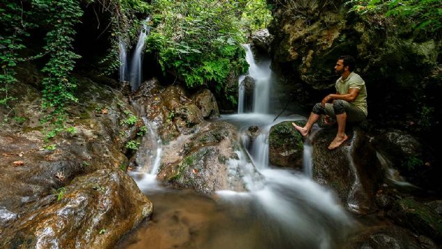 Antalya'da Roma döneminden bu yana yerleşim alanı olarak kullanılan Döşemealtı ilçesinde ormanlık alanın içinde gizlenen ve bölge halkının serinlemek için gittiği şelale, görsel şölen sunuyor.