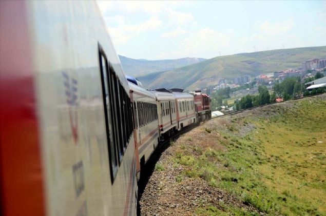 Ankara-Tatvan seferini yapan Vangölü Ekspresi, tatilcilerden büyük ilgi görüyor. <br><br> Yaz tatilinin başlamasıyla gezmek isteyen vatandaşlar, doğayla baş başa dağların yamaçlarından ve doğal güzelliklerin arasından geçerek gelen Vangölü Ekspresi'ni tercih ediyor.