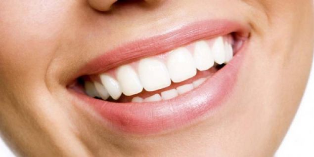 Dişlerimizin sağlığı diğer organlarımızın sağlığı gibi çok önemlidir. Diş sağlığınızı düşünüyorsanız en başta yediğiniz besinlere dikkat etmeniz gerekiyor.
