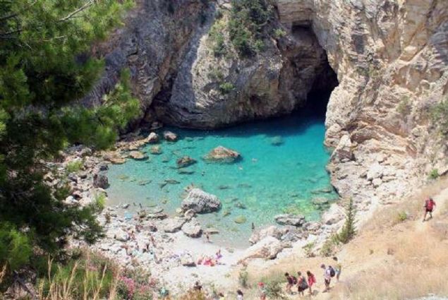 Antalya'nın Gazipaşa ilçesine tatile gelen yerli ve yabancı turistler, Antiocheia Ad Cragum Antik Kenti'ni gezip tarihe doyarken, eşsiz manzaraya sahip Kral Koyu'nda denize girip yorgunluk atıyor.