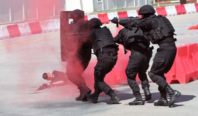 Jandarma Komando Özel Asayiş Komutanlığı (JÖAK) birliklerinin, rehine kurtarma ve toplumsal olaylara müdahale tatbikatı izleyicilerin beğenisini topladı.