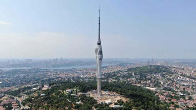 Küçük Çamlıca TV - Radyo Kulesi inşaatında dış kaplama katlarının yüzde 70'i tamamlandı. <br><br> Kulenin silüeti ise ortaya çıkmaya başlarken projenin yıl sonunda tamamlanması planlanıyor. <br><br> Çamlıca'da görüntü kirliliğini engellemek için yapımına başlanan Küçük Çamlıca TV-Radyo Kulesi inşaatında sona yaklaşıldı.